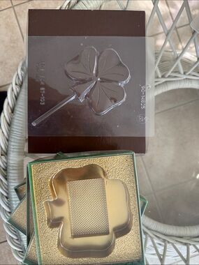 clover candy mold with 5 gift boxes.